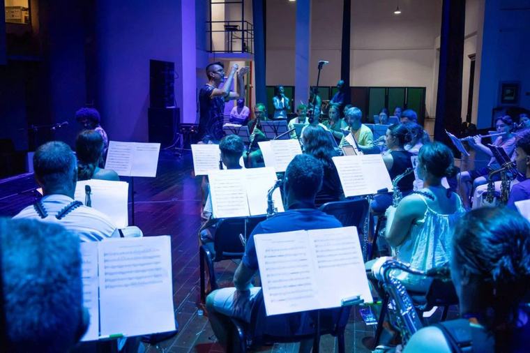 Mais de 60 artistas celebram ligação entre Açores e Cabo Verde em espectáculo na Assembleia Nacional
